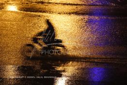 Image du Maroc Professionnelle de  Un motocycliste roule à grande vitesse sous la pluie durant la nuit du Samedi 17 Novembre 2012 sur le Boulevard Mohammed VI à Casablanca. (Photo / Abdeljalil Bounhar) 